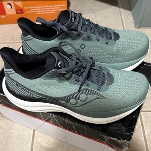Saucony Men's Triumph 23 Teal and Black Athletic Shoes size 9